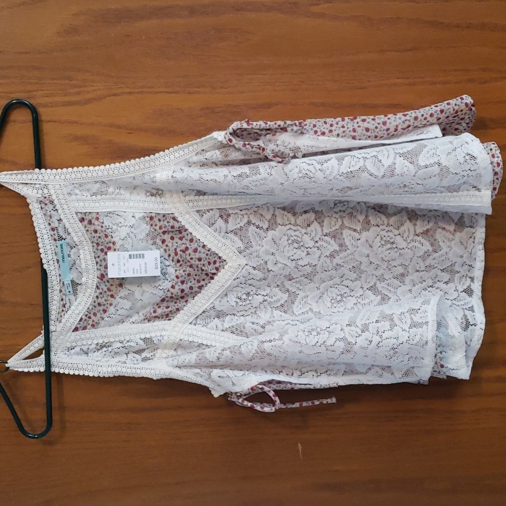 NWT Maurices Size Medium Lace Floral Top